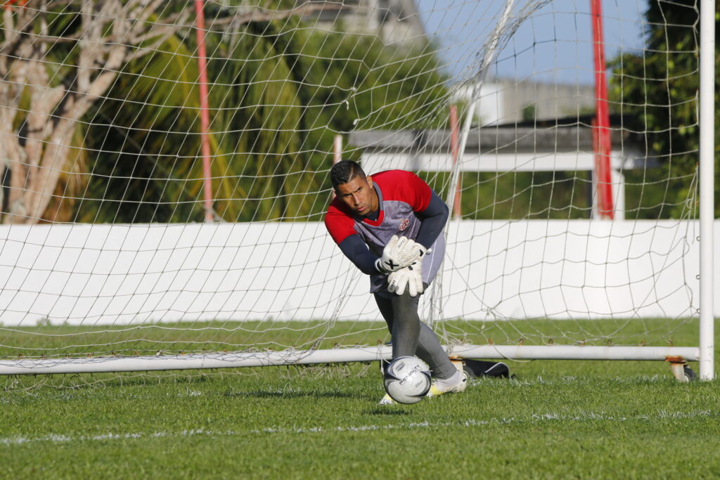 Goleiro do América RN Bruno Pianissolla